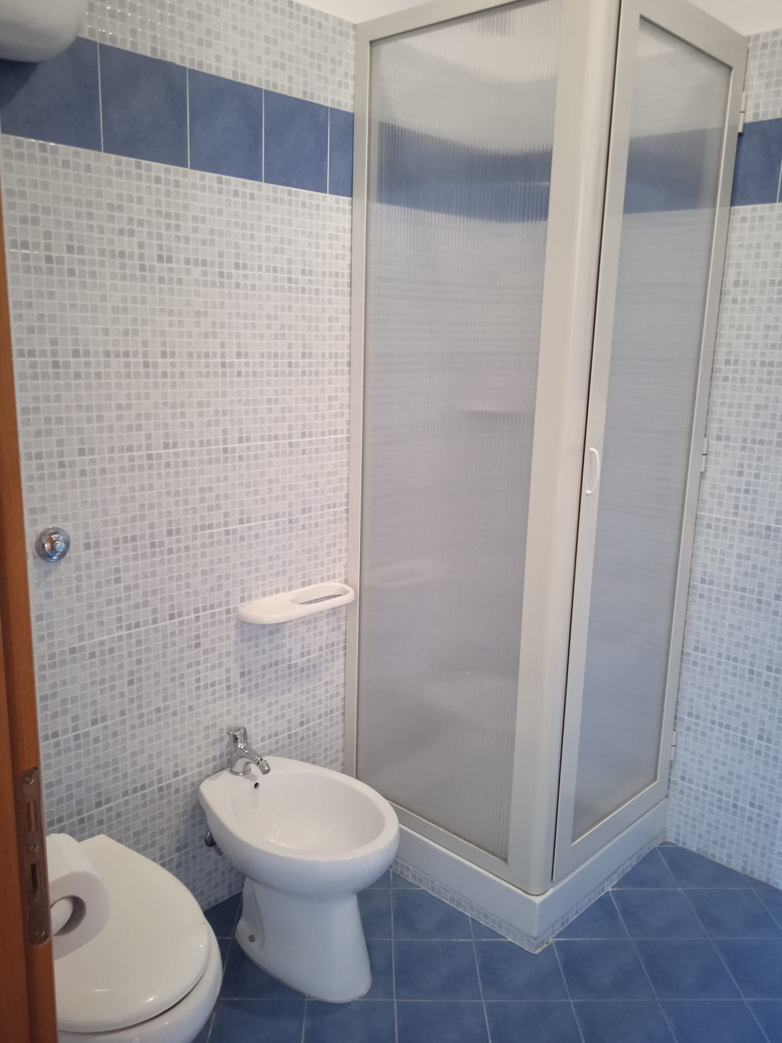 Bagno moderno con doccia